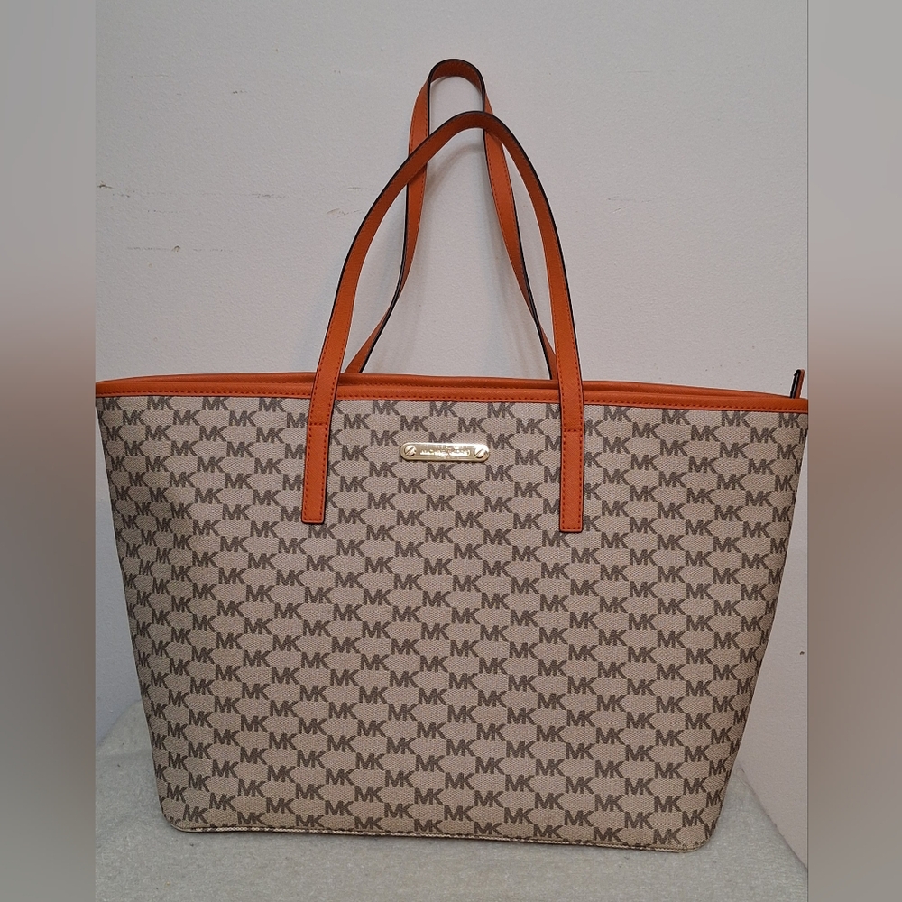 ORIGINAL MICHAEL KORS  LARGE EMRY TOTE . GENTLY USE
